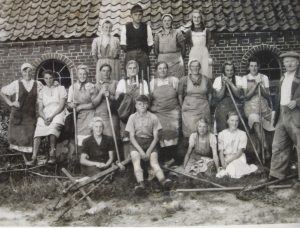 Frauen rüsten zur Feldarbeit