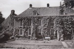 Osterburg Rückseite Haupthaus - Blick vom Garten